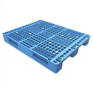 Pallet di plastica su rack per lo stoccaggio di merci