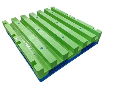 Pallet in plastica con parte superiore a coste